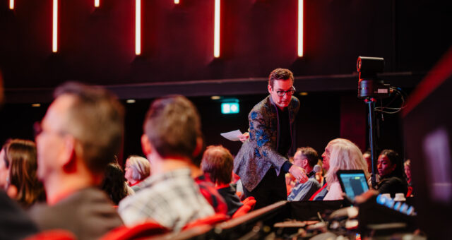 Splinter Chabot gaat de zaal in voor interactie met de deelnemers Met Alle Respect! School & Veiligheid